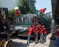 37°高温下，芭乐APP下载污芭乐视频官网下载在线播放设备公司的员工仍然在坚持工作